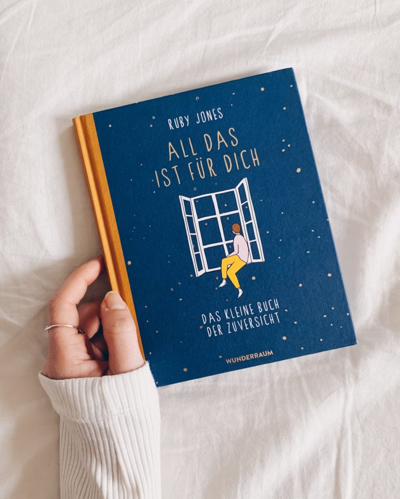 Buchtipp: "All das ist für dich: Das kleine Buch der Zuversicht" von Ruby Jones - Ein tolles Geschenk an dich selbst! Die liebevollen Illustrationen und Texte gehen direkt ins Herz und schenken dir Momente der Freude und Leichtigkeit in stressigen Zeiten.