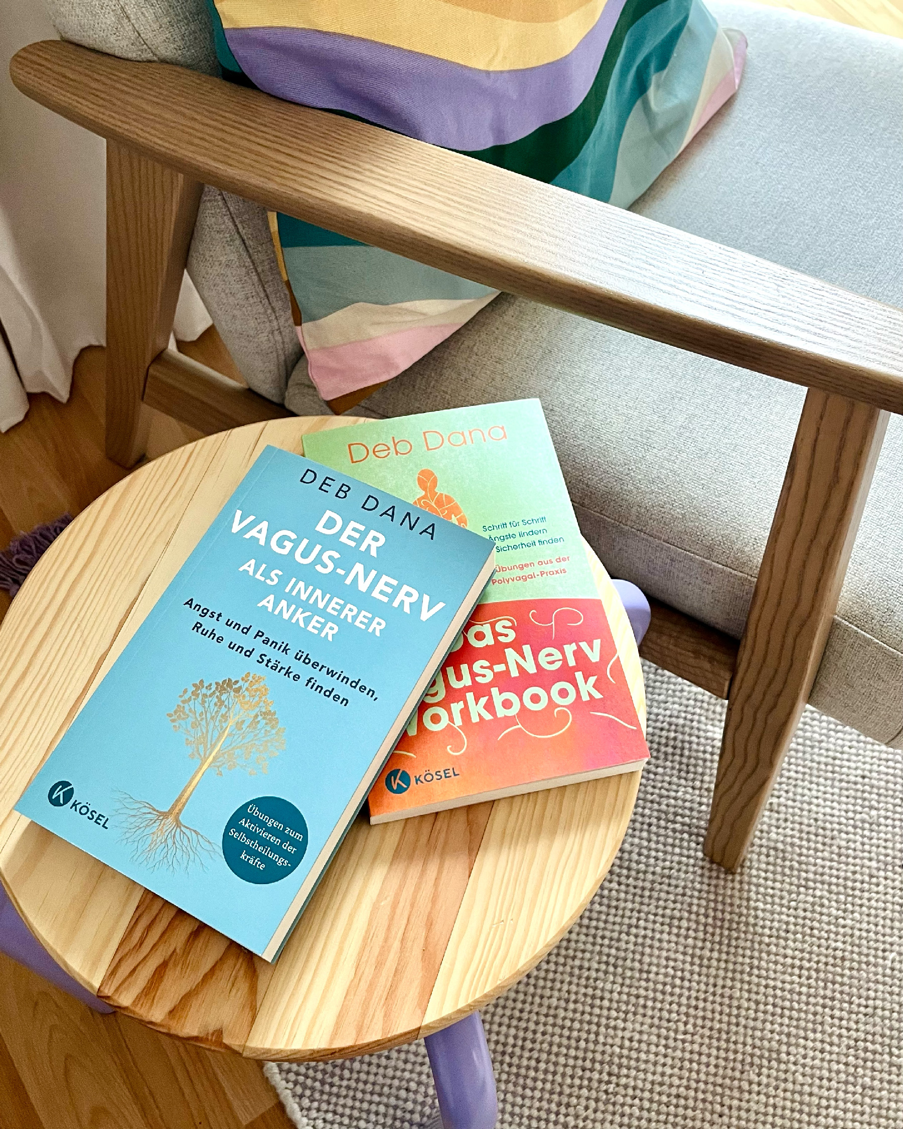 Wenn du besser verstehen willst, wie dein autonomes Nervensystem arbeitet und was wirklich passiert, wenn du komplett überreizt bist, erfährst du in den Büchern von Deb Dana.
