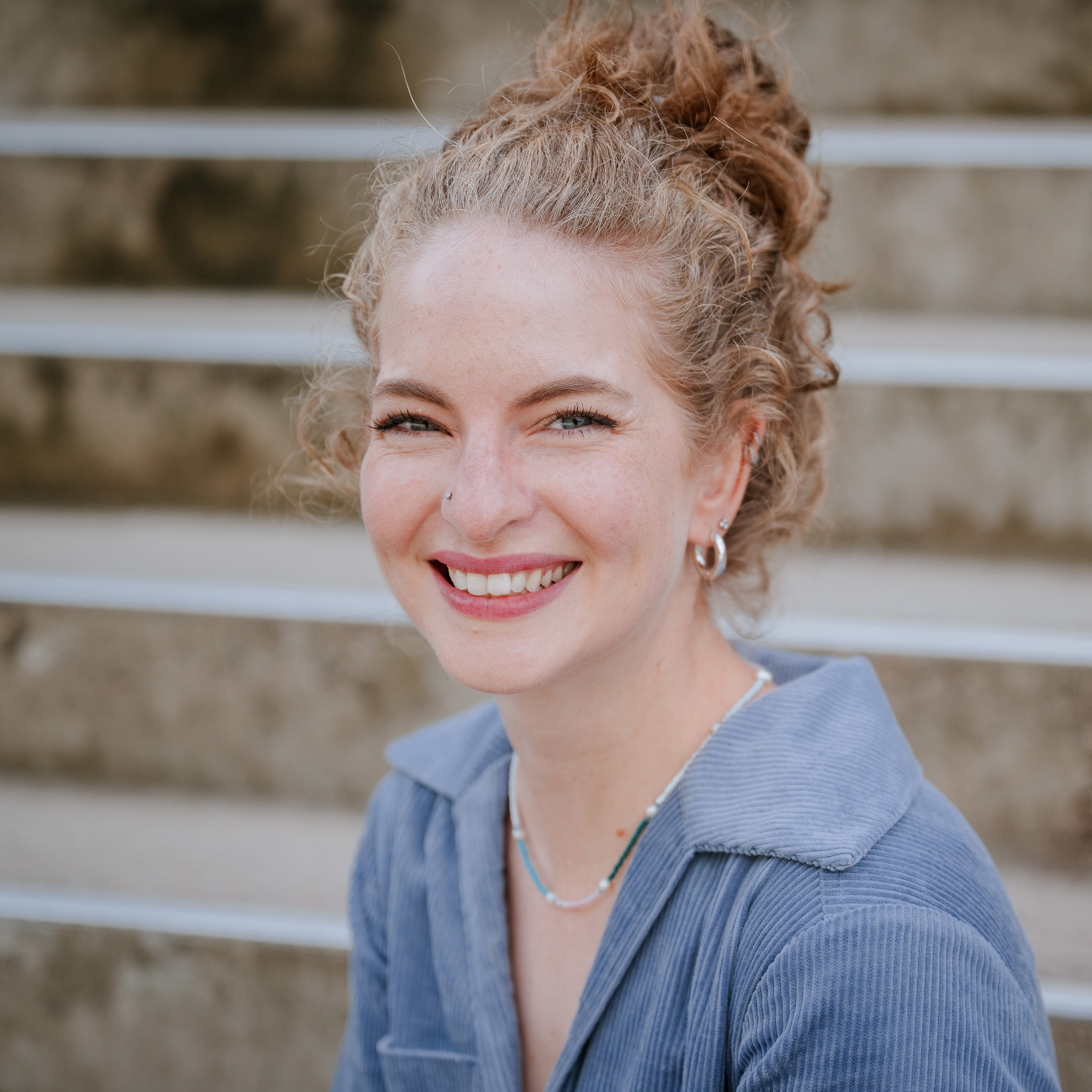 Melina Royer ist als systemischer Coach und Stärkencoach für introvertierte Unternehmer:innen, Fach- und Führungskräfte tätig. Durch ihre Bücher und als Co-Host des erfolgreichen YouTube-Podcasts Still & Stark vermittelt sie ihnen ein neues, unerschütterliches Selbstvertrauen: „Erfolg muss nicht laut sein!“