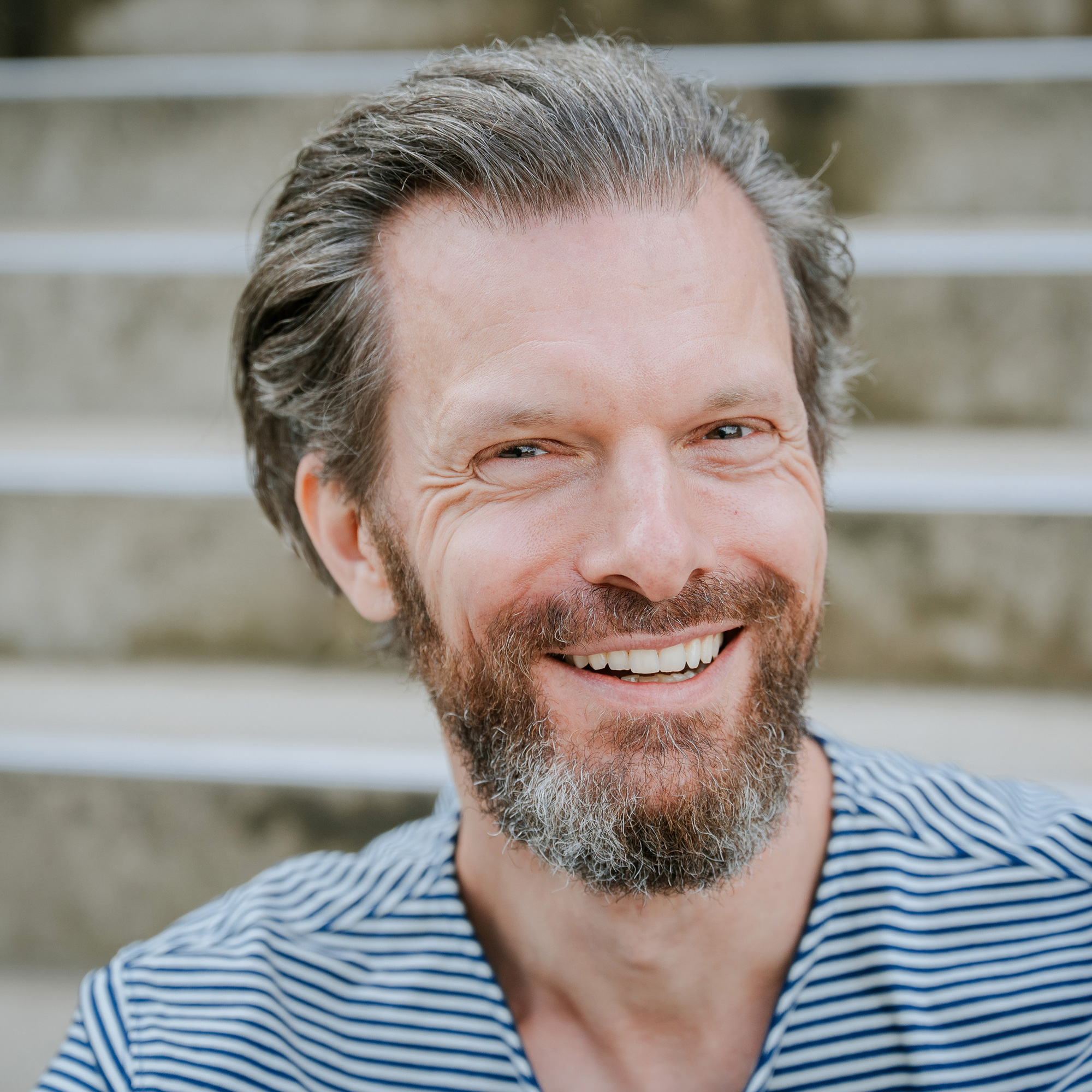 Timon Royer ist systemischer Business Coach, agiler Coach und Scrum Master. Das macht ihn zum idealen Ansprechpartner für alle Führungs- und Organisationsfragen, souveränes Verhandeln und schwierige Gespräche.