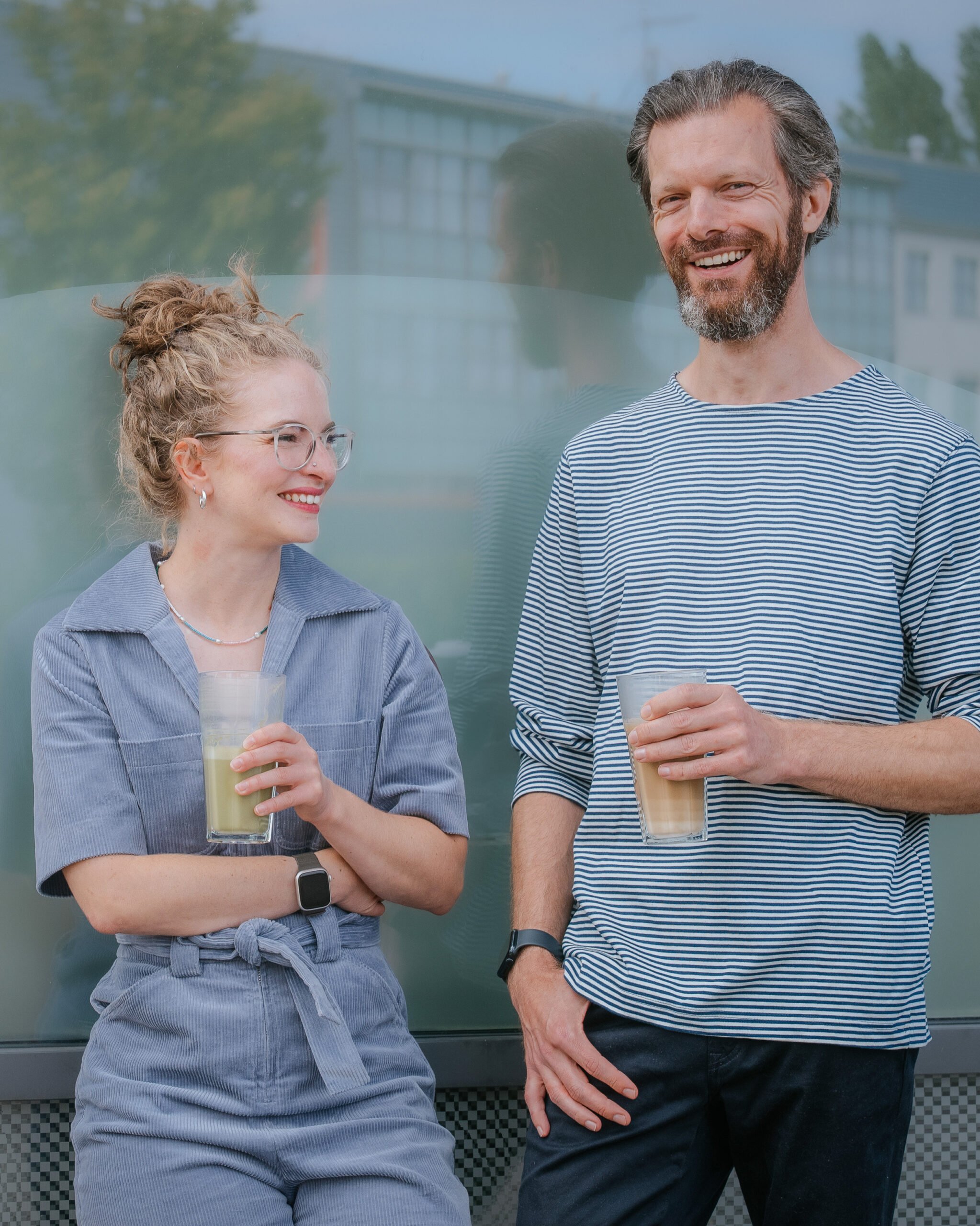 Timon und Melina Royer arbeiten als systemische Business Coaches und Stärkencoaches für introvertierte Unternehmer:innen, Fach- und Führungskräfte. Als Hosts des erfolgreichen YouTube-Podcasts Still & Stark vermitteln sie ein neues, unerschütterliches Selbstvertrauen: „Erfolg muss nicht laut sein!“