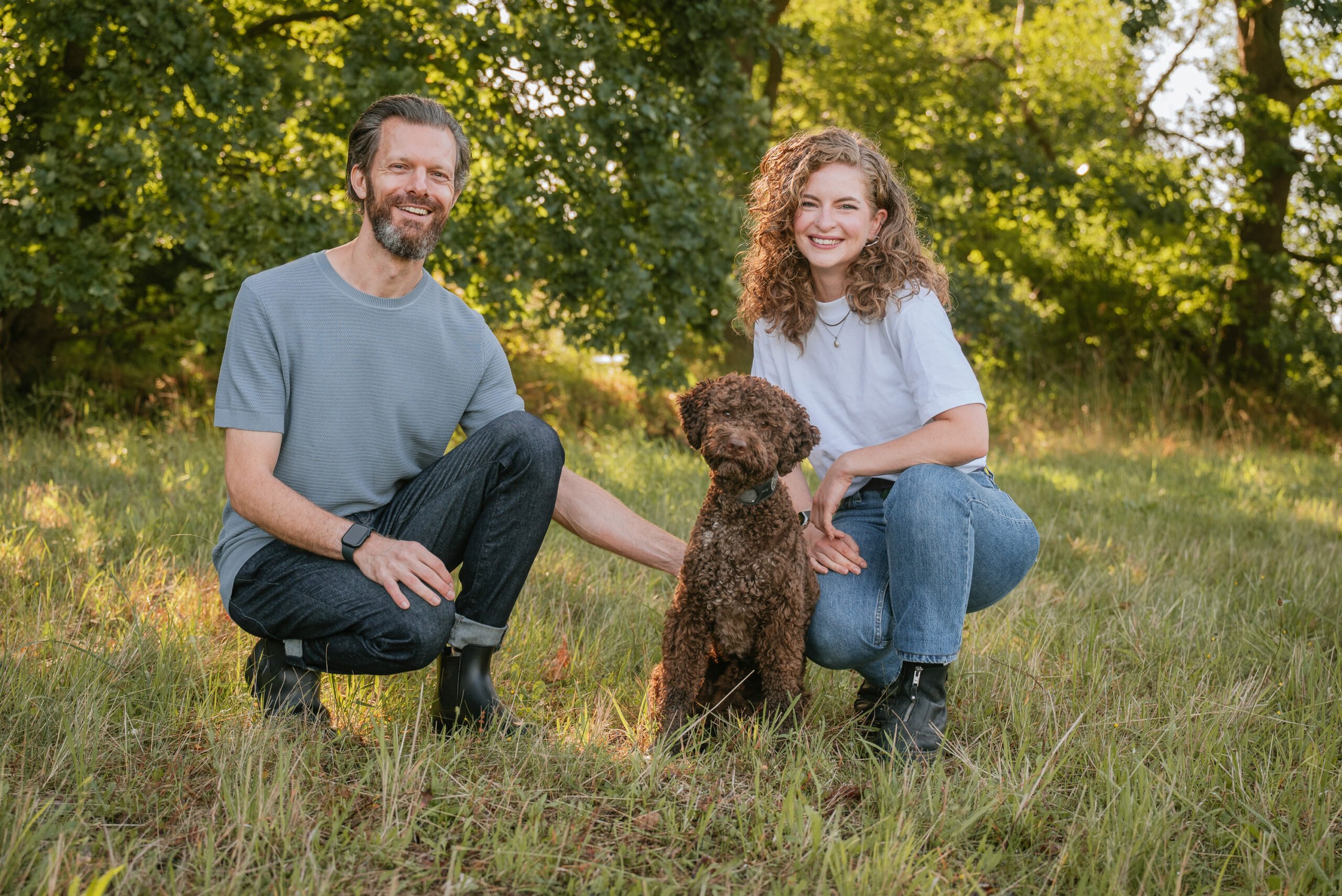 Timon und Melina Royer arbeiten als systemische Business Coaches und Stärkencoaches für introvertierte Unternehmer:innen, Fach- und Führungskräfte. Als Hosts des erfolgreichen YouTube-Podcasts Still & Stark vermitteln sie ein neues, unerschütterliches Selbstvertrauen: „Erfolg muss nicht laut sein!“
