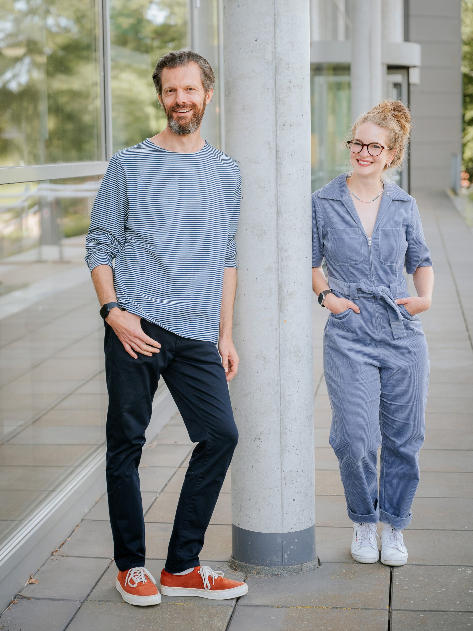 Timon und Melina Royer arbeiten als systemische Business Coaches und Stärkencoaches für introvertierte Unternehmer:innen, Fach- und Führungskräfte. Als Hosts des erfolgreichen YouTube-Podcasts Still & Stark vermitteln sie ein neues, unerschütterliches Selbstvertrauen: „Erfolg muss nicht laut sein!“